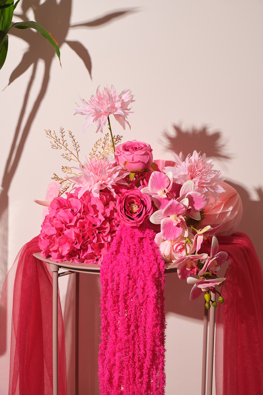 玫红喜庆床头花艺桌花