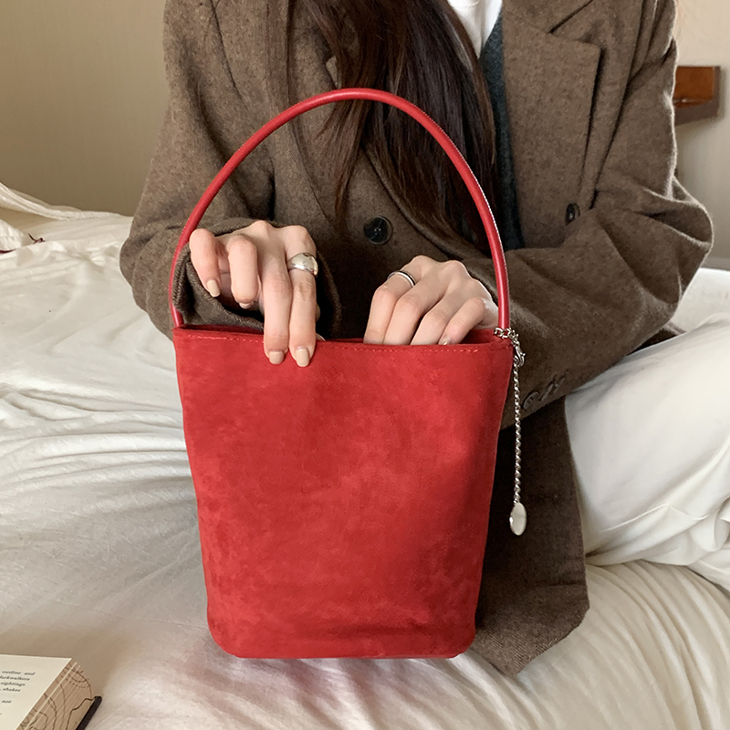 韩系红色麂皮绒面水桶包大容量