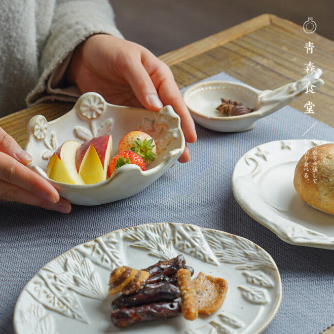 〈青森食堂〉日本制益子烧浮雕花朵哑光粗陶不规则花边皿钵椭圆盘