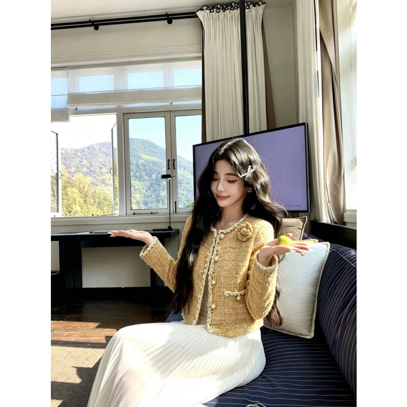 徐开开 鎏金黄 富家千金珍珠镶嵌山茶花胸针羊毛外套女（羽绒版）