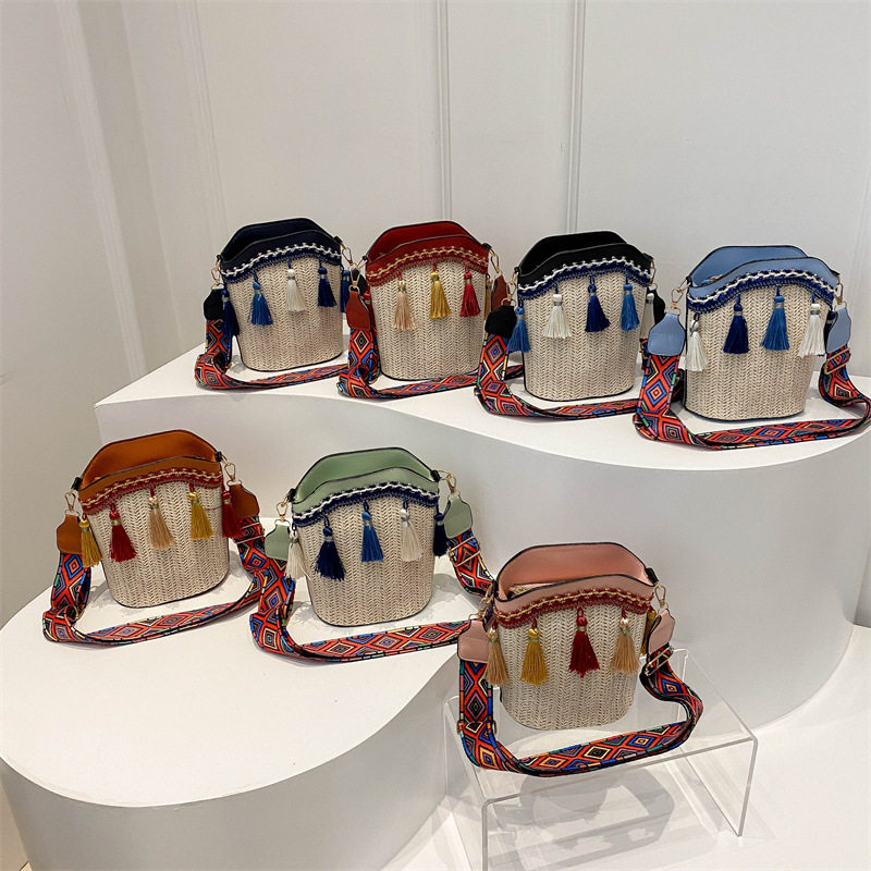 民族风编织斜挎包包2025夏季新款时尚流苏水桶单肩包百搭旅游女包