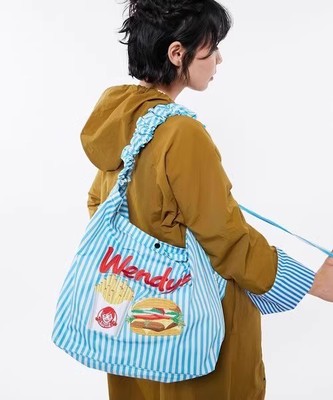 日本潮牌Wendys童趣快餐汉堡薯条刺绣单肩斜挎包条纹慵懒风托特包