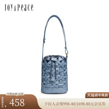 真美诗2025春新款牛仔蓝无限图案编织单肩包时尚水桶包女12829AX5