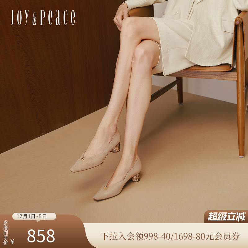 流动感捶纹金属铆钉点缀，小众木纹转印粗跟