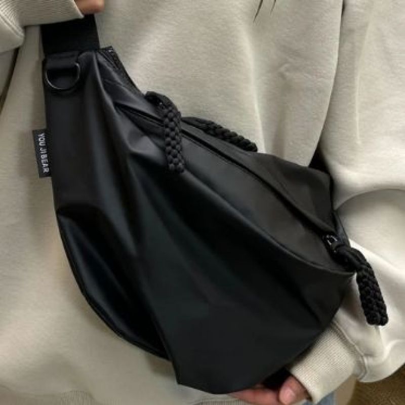 厂家批发防水皮膜斜挎包新款时尚流行大容量休闲饺子包女士斜挎包