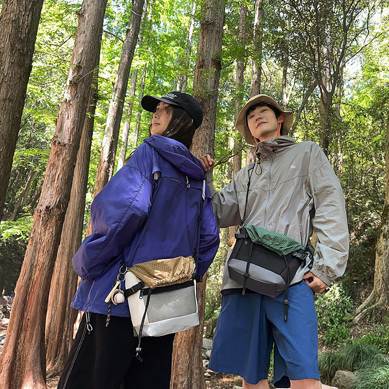 户外运动休闲斜挎包男女款潮流抽绳束口单肩包撞色轻便手机水桶包