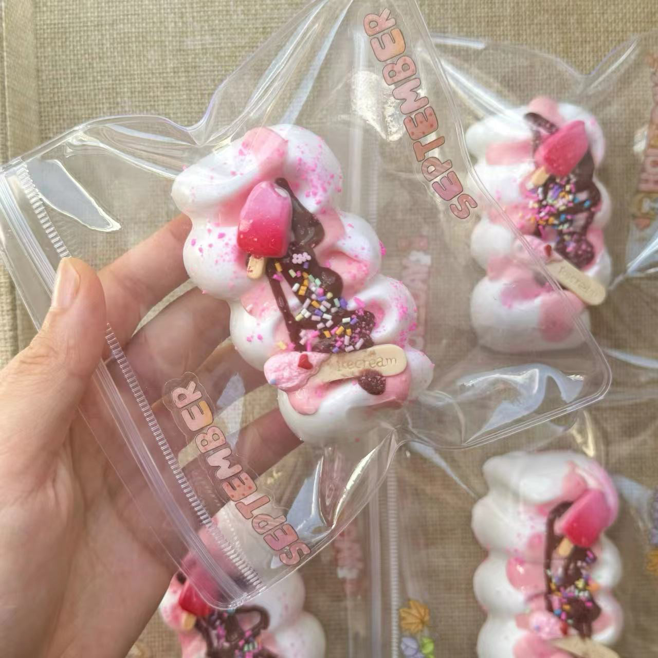 草莓淋酱奶油条捏捏乐食品级硅胶超软泥感巧克力奶油条减压女玩具