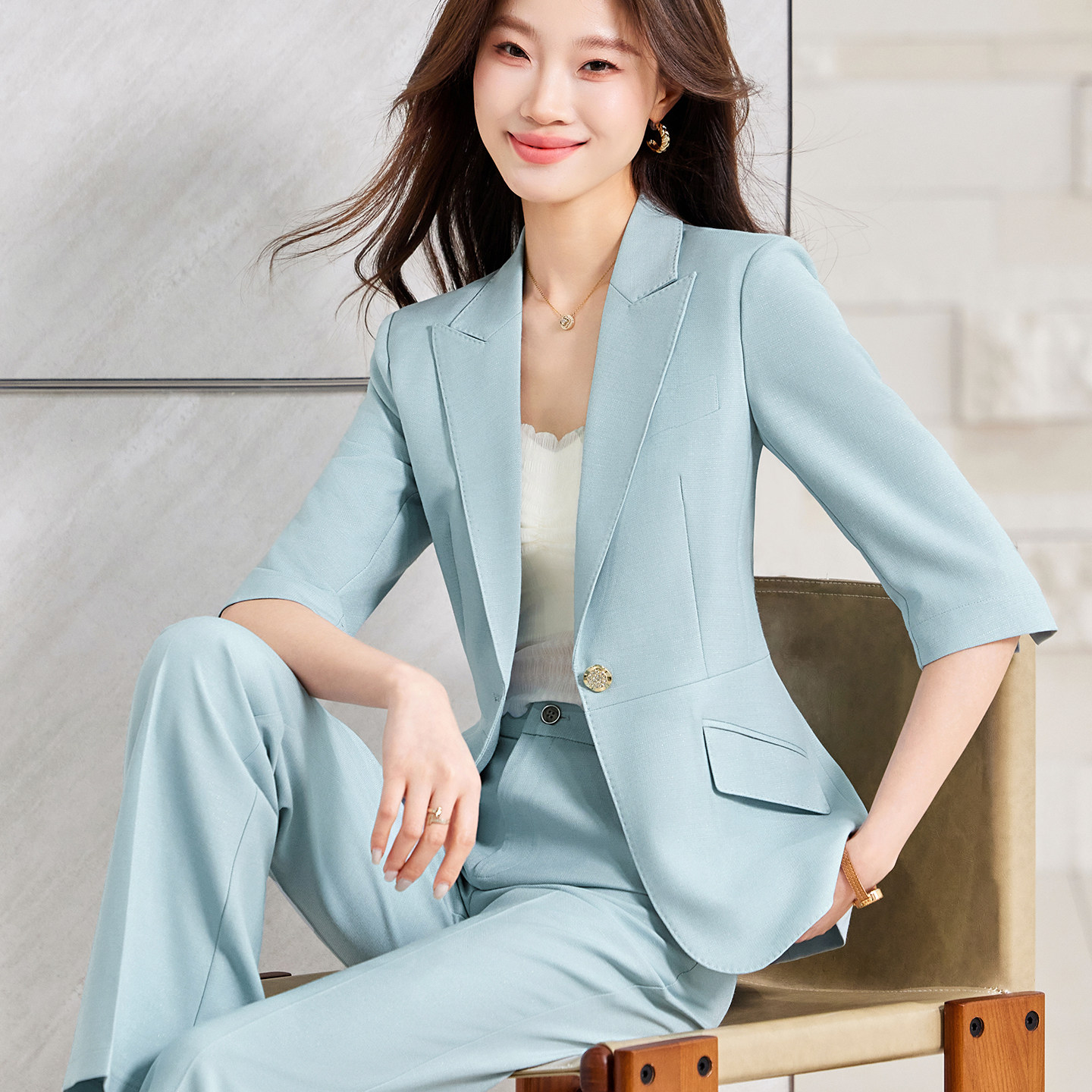 浅蓝色中袖西装套装女春夏薄款休闲通勤高端商务正装亮丝职业西服
