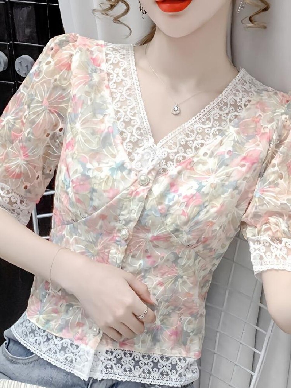 2024 여성을위한 여름 새 꽃 셔츠 한국 스타일 V 넥 세련된 디자인 레이스 탑 인 트렌드