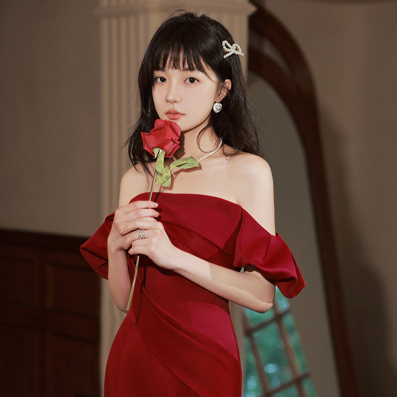 2026新款一字肩敬酒服新娘夏季酒红色结婚订婚晚礼服裙轻奢小众鱼