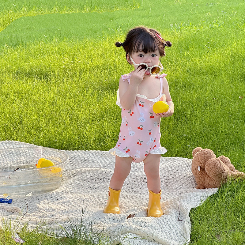 2026新款夏季儿童小兔子吊带游泳衣婴幼童卡通泳装爬服温泉沙滩装