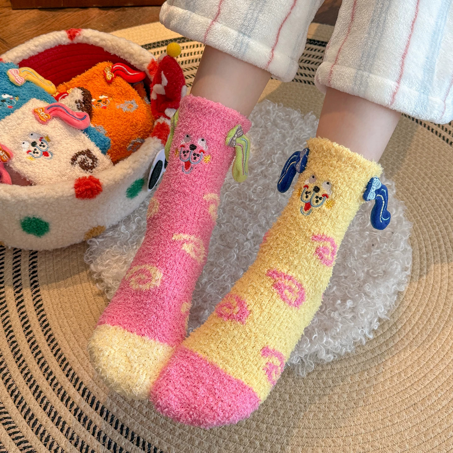 珊瑚绒毛毛袜子女中筒袜冬季加绒加厚可爱卡通保暖居家毛绒睡眠袜