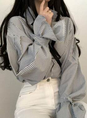 宽松单排多扣长袖衣服设计