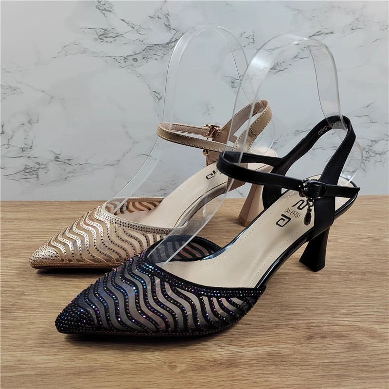 派中派真皮细跟水钻网纱包头凉鞋