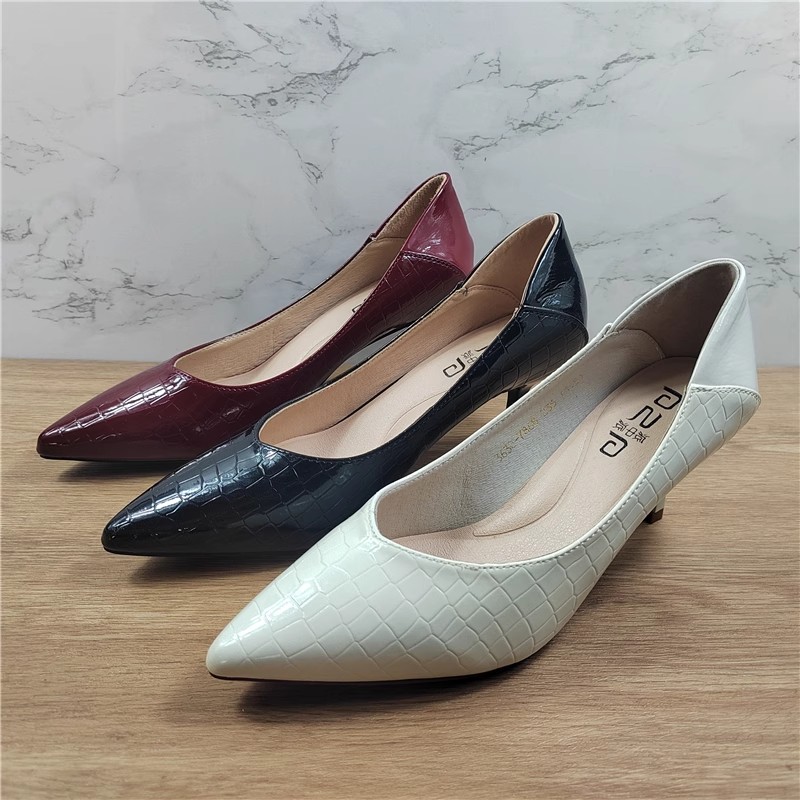 派中派尖头浅口细跟漆皮通勤单鞋