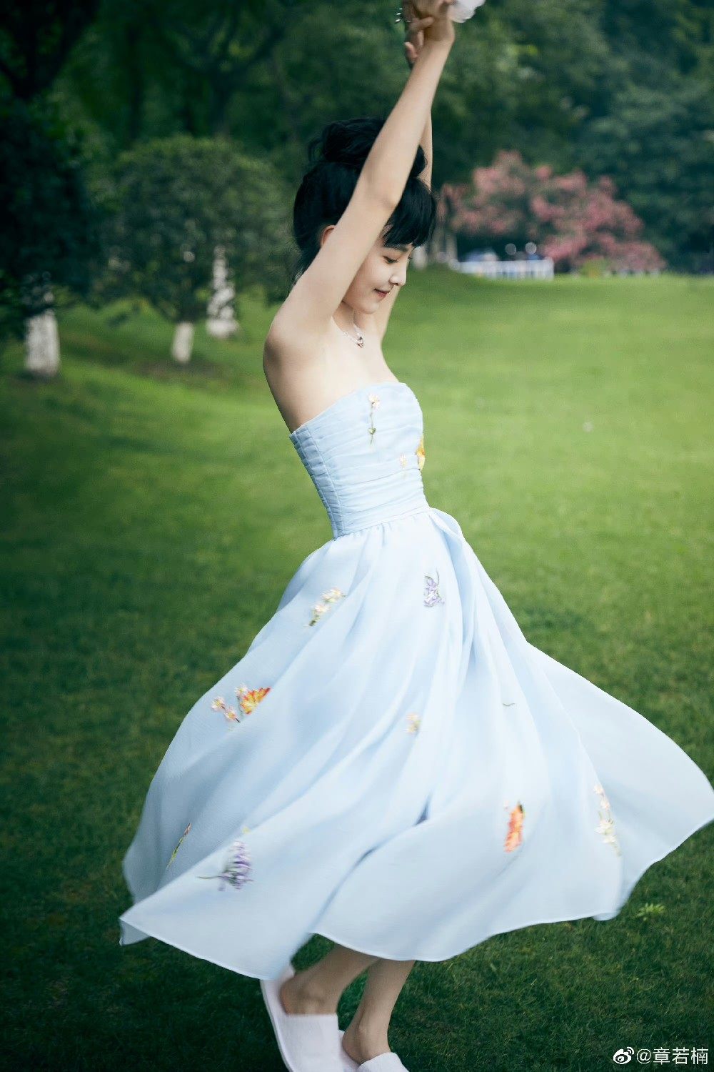 明星同款2023夏季浅蓝色绣花仙女裙抹胸纱裙度假连衣裙轻奢礼服女