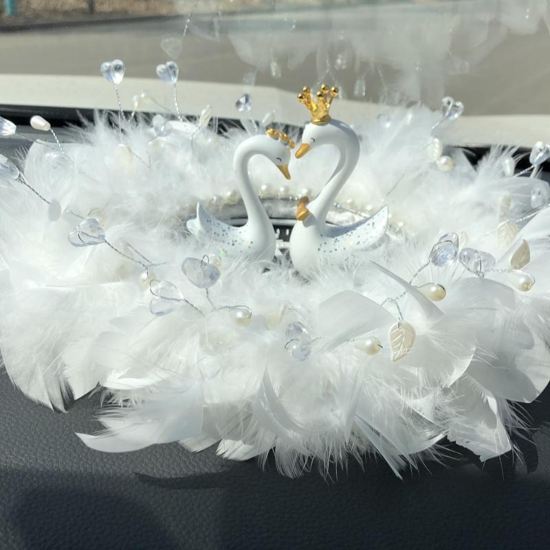 超萌可爱小天鹅车载汽车摆件漂亮圆形羽毛毛垫车内中控台装饰用品