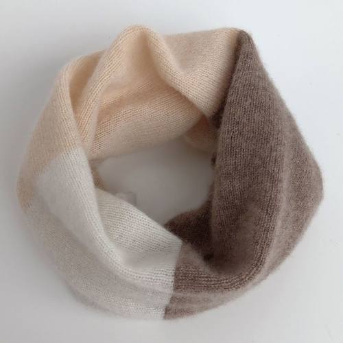 成人围脖羊绒脖套围巾男女三色拼接保暖护颈一体羊绒针织假领子。