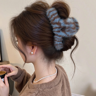 静谧蓝~毛绒条纹抓夹女冬季后脑勺盘发大号鲨鱼夹子气质发抓发饰