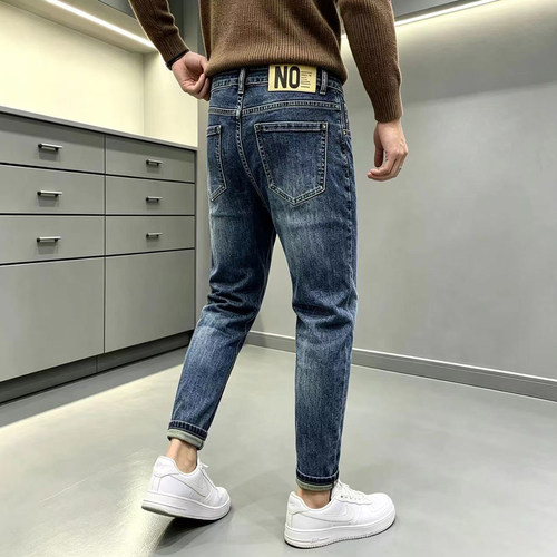 秋冬简约潮牌修身小脚牛仔裤男款