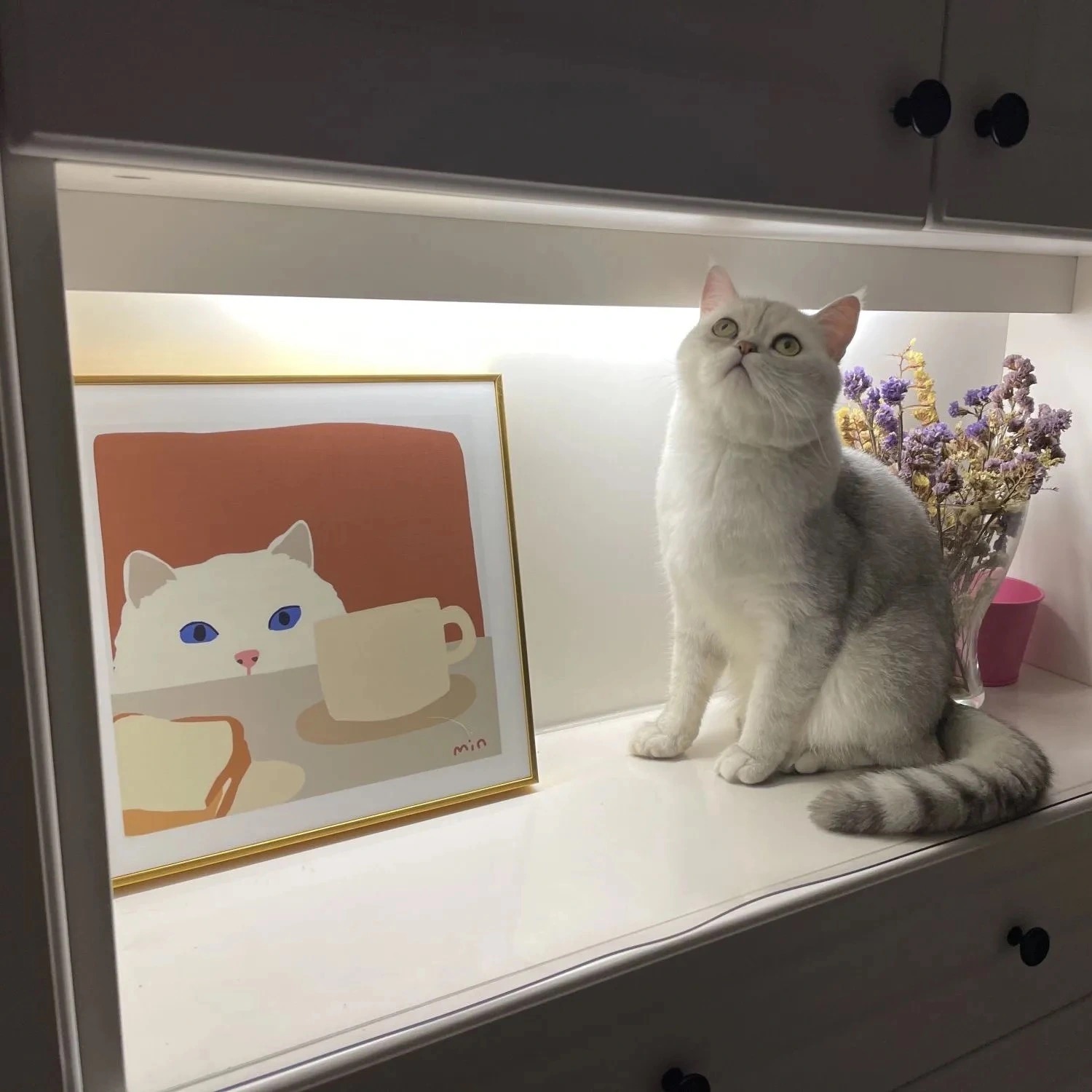 韩系可爱偷牛奶猫咪电视柜摆台装饰画插画儿童房卡通床头客厅挂画图片