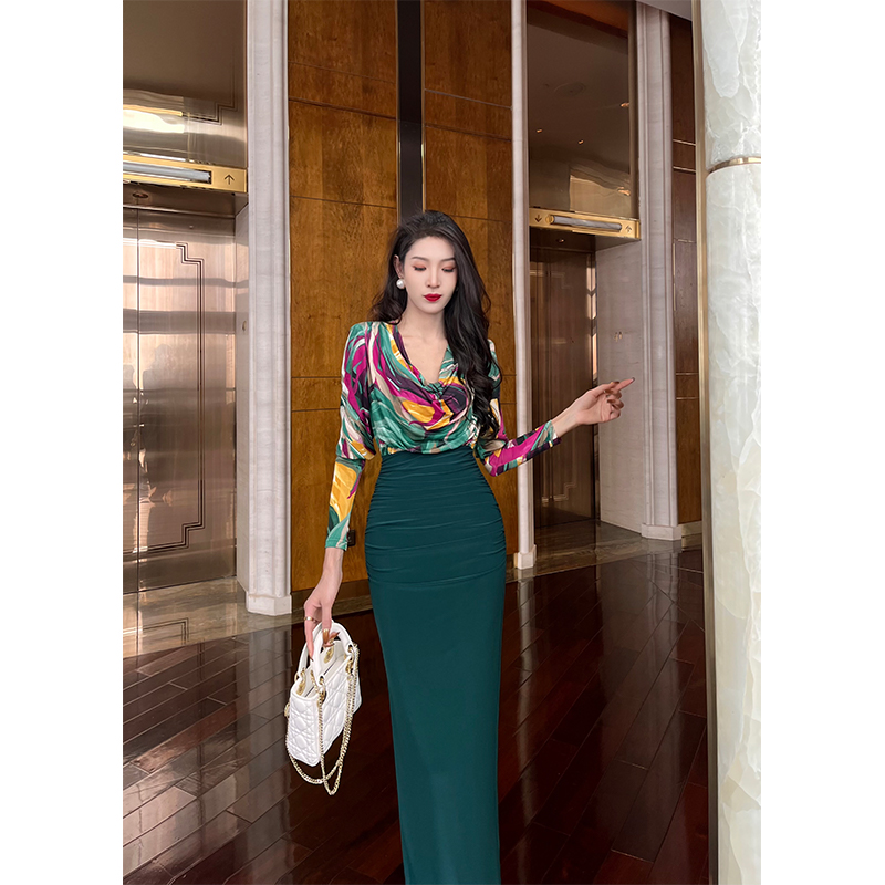 【尤克菲儿】小众设计师款春夏V领印花开叉连衣裙轻奢修身包臀裙