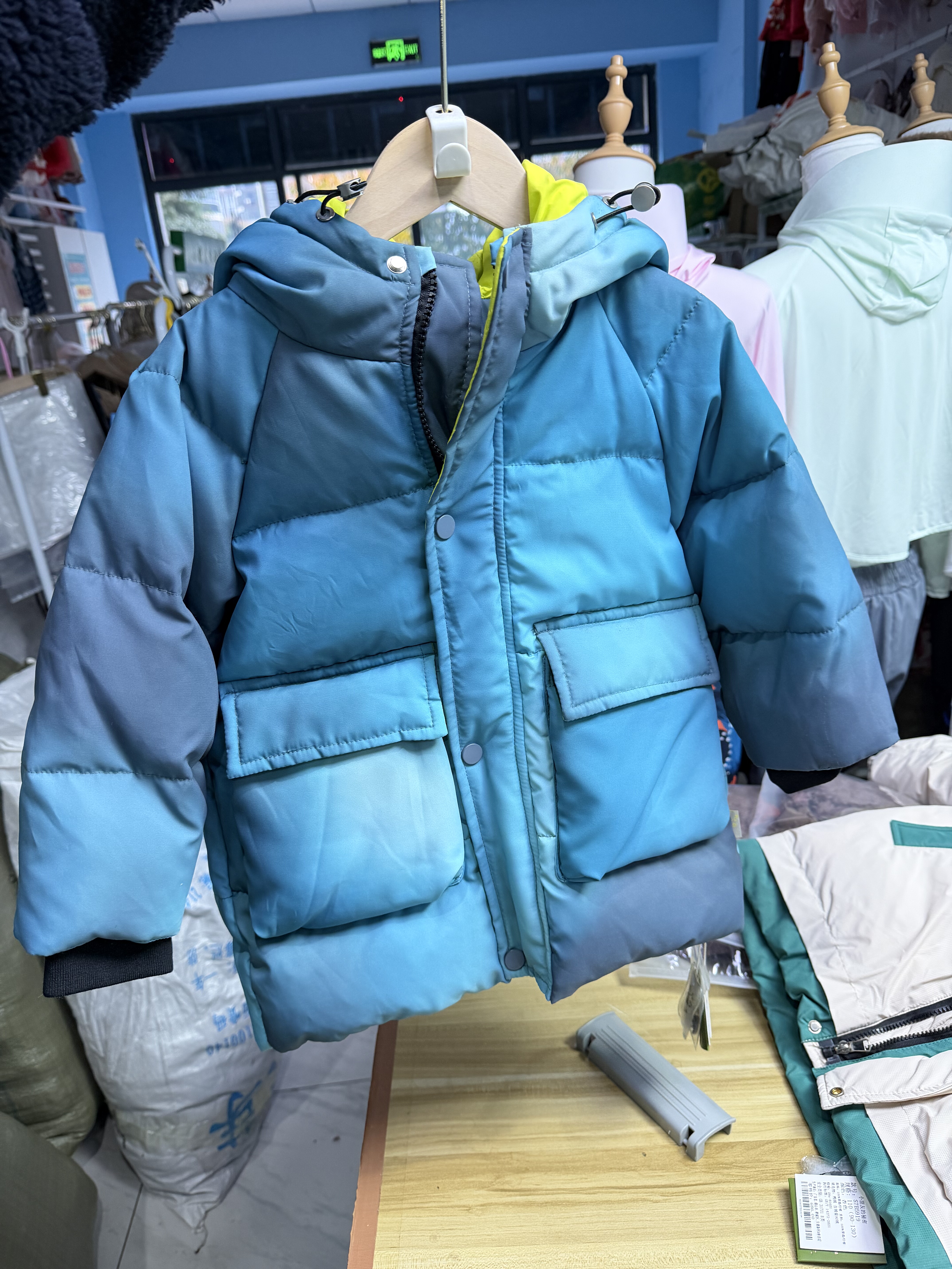 正品撤柜特价儿童羽绒服连帽男女童冬装加厚可爱渐变印花保暖外套