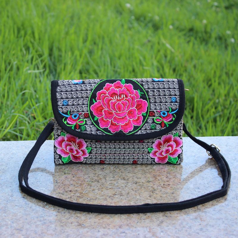云南刺绣包绣花包包女2023新款民族风装手机的小包包布包斜挎布艺
