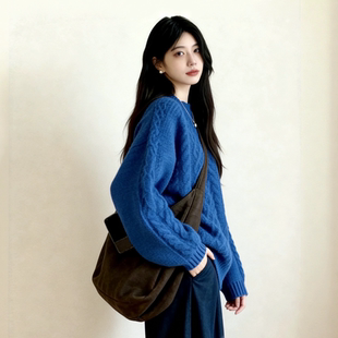 克莱因蓝麻花毛衣女圆领加厚保暖外穿复古针织衫显白慵懒风中长款