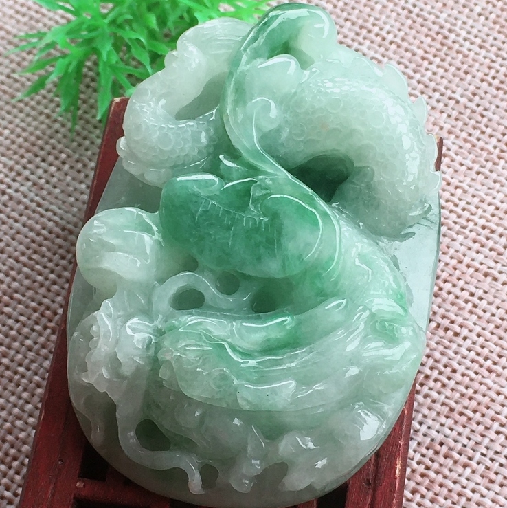 四会翡翠 大件厚装 水润飘蓝花巧雕老坑种a货 龙牌挂件带证书