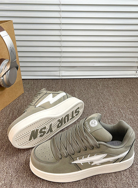 情侣军绿色板鞋男2026春季新款韩版面包鞋百搭休闲小白鞋女ins潮