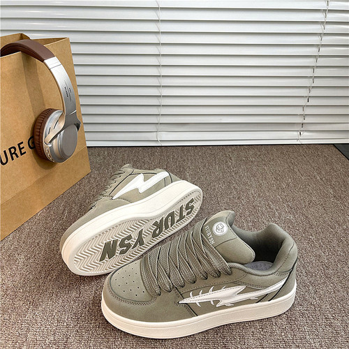 情侣军绿色板鞋男2026春季新款韩版面包鞋百搭休闲小白鞋女ins潮