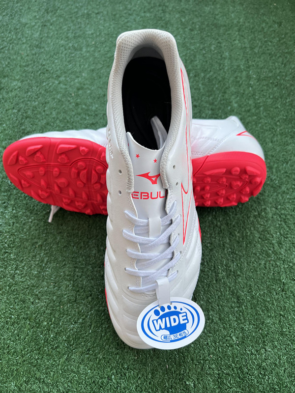 美津浓低帮TF碎钉足球鞋