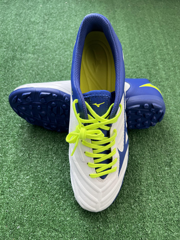 美津浓低帮男REBULA足球鞋