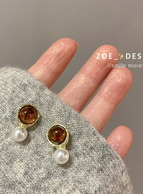 雅丹风琥珀色珍珠耳钉女复古港风高级感小众新款耳环精致小巧气质