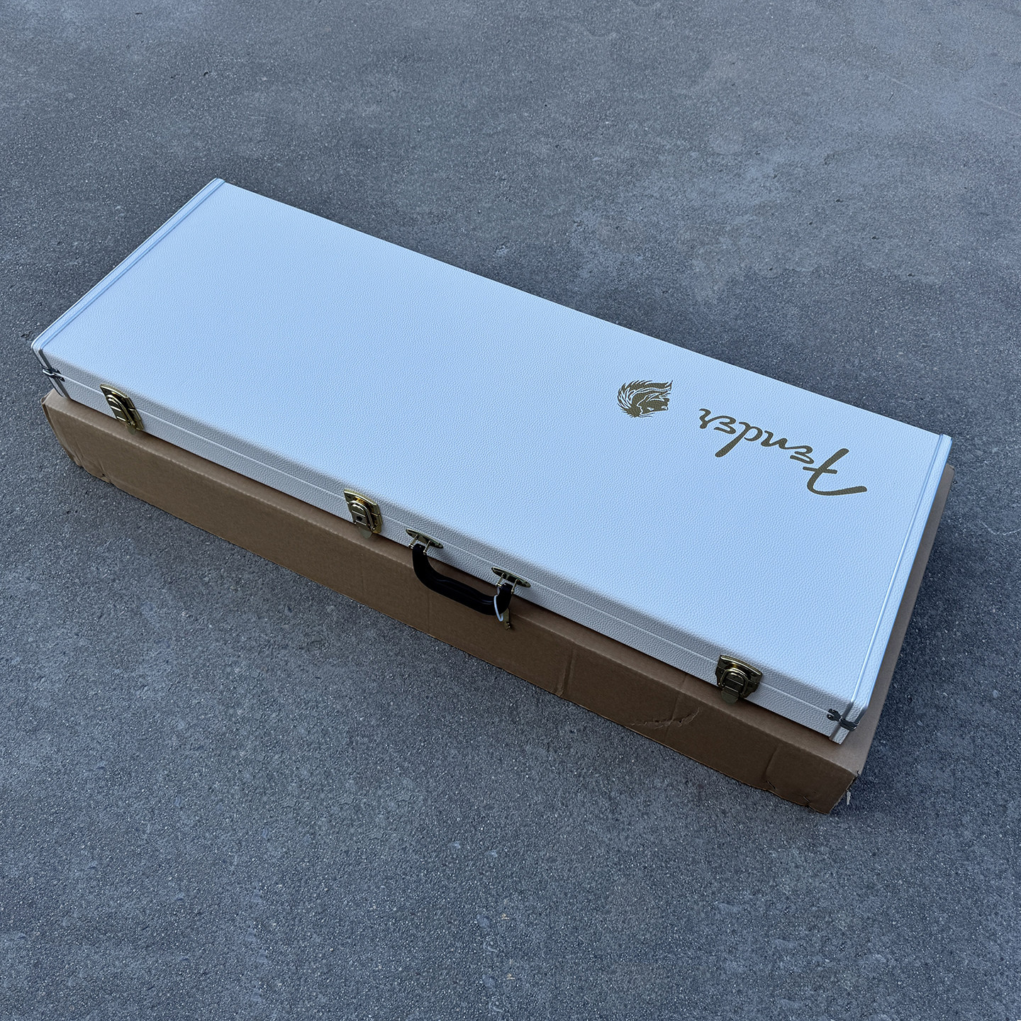 美标Fender美芬芬达ST电吉他专用内嵌式琴盒 白色琴箱 金色配件