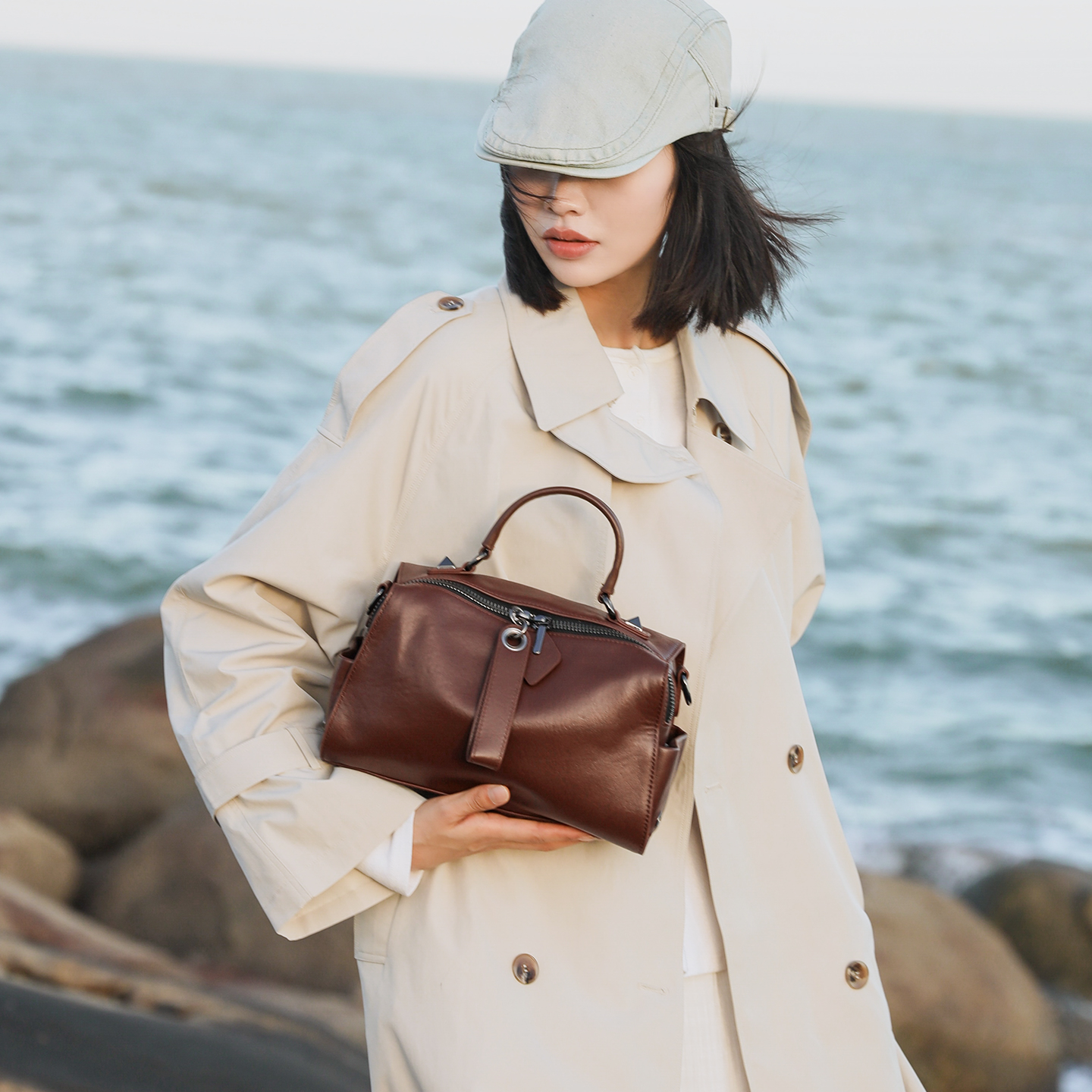 头层植鞣牛皮通勤休闲枕头包