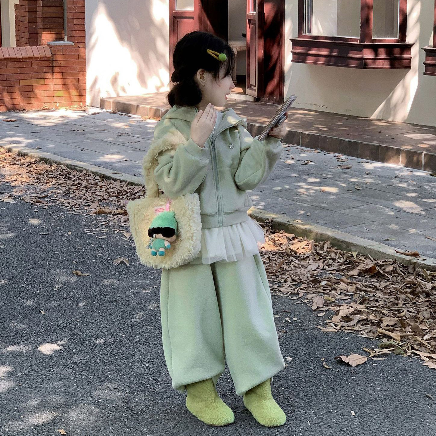 女童深秋初冬加绒卫衣开衫外套秋冬季2026新款时髦儿童运动服套装