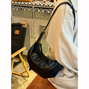 软皮大容量饺子包包女式 复古高级感小众通勤单肩斜挎包 2026新款