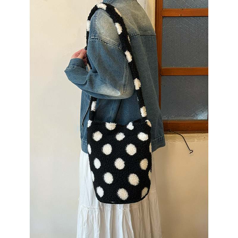 韩系黑白波点毛绒水桶包女新款慵懒感通勤单肩斜挎包大容量托特包