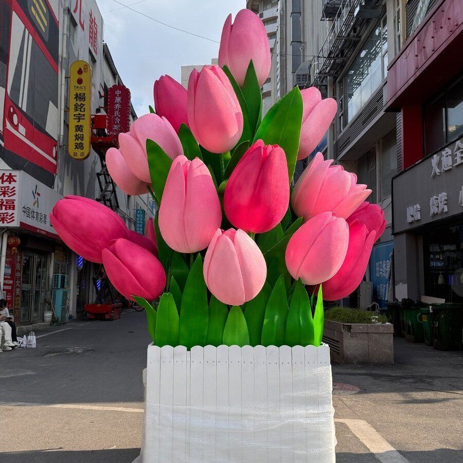 商场巨大型泡沫郁金香美陈