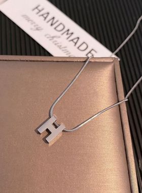 钛钢项链女 H字母2022年新款时尚小众锁骨链毛衣链秋冬不掉色配饰