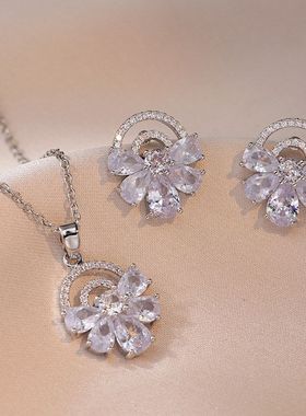 项链女网红甜美锆石花朵小众时尚新款设计感吊坠气质套装钛钢项链