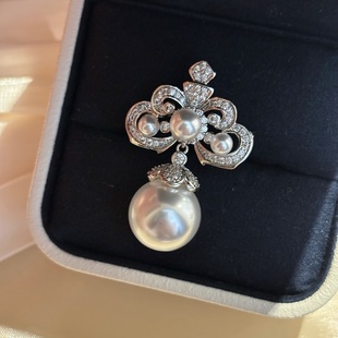 法式 复古宫廷风轻奢高级感人造澳白珍珠胸针领口别针毛衣链吊坠女