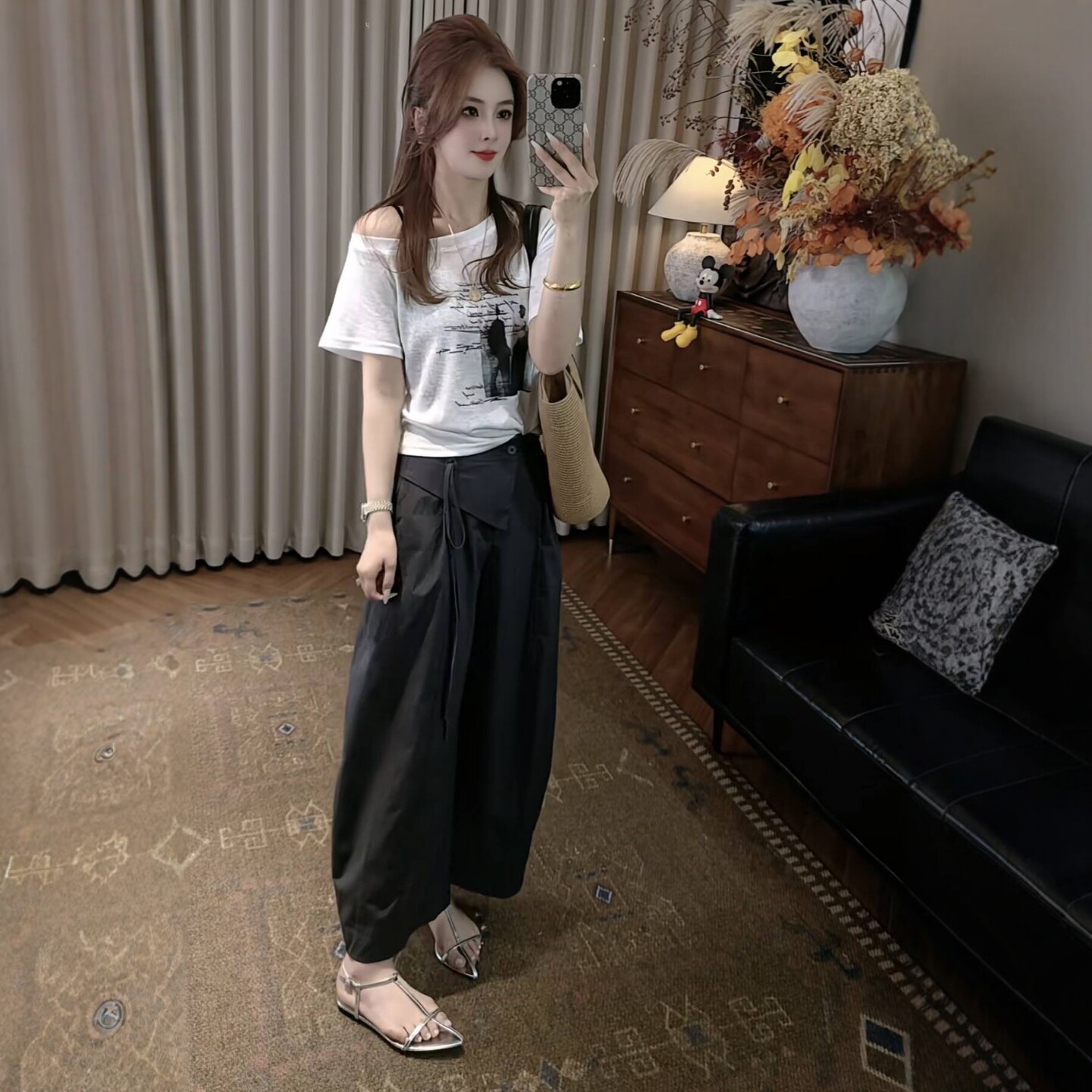 松弛感露肩T恤+九分屁帘裤两件套图片