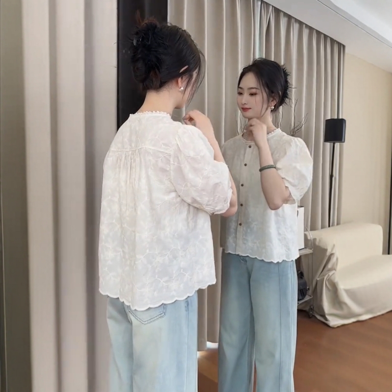 今年流行设计感蕾丝短袖衬衫女