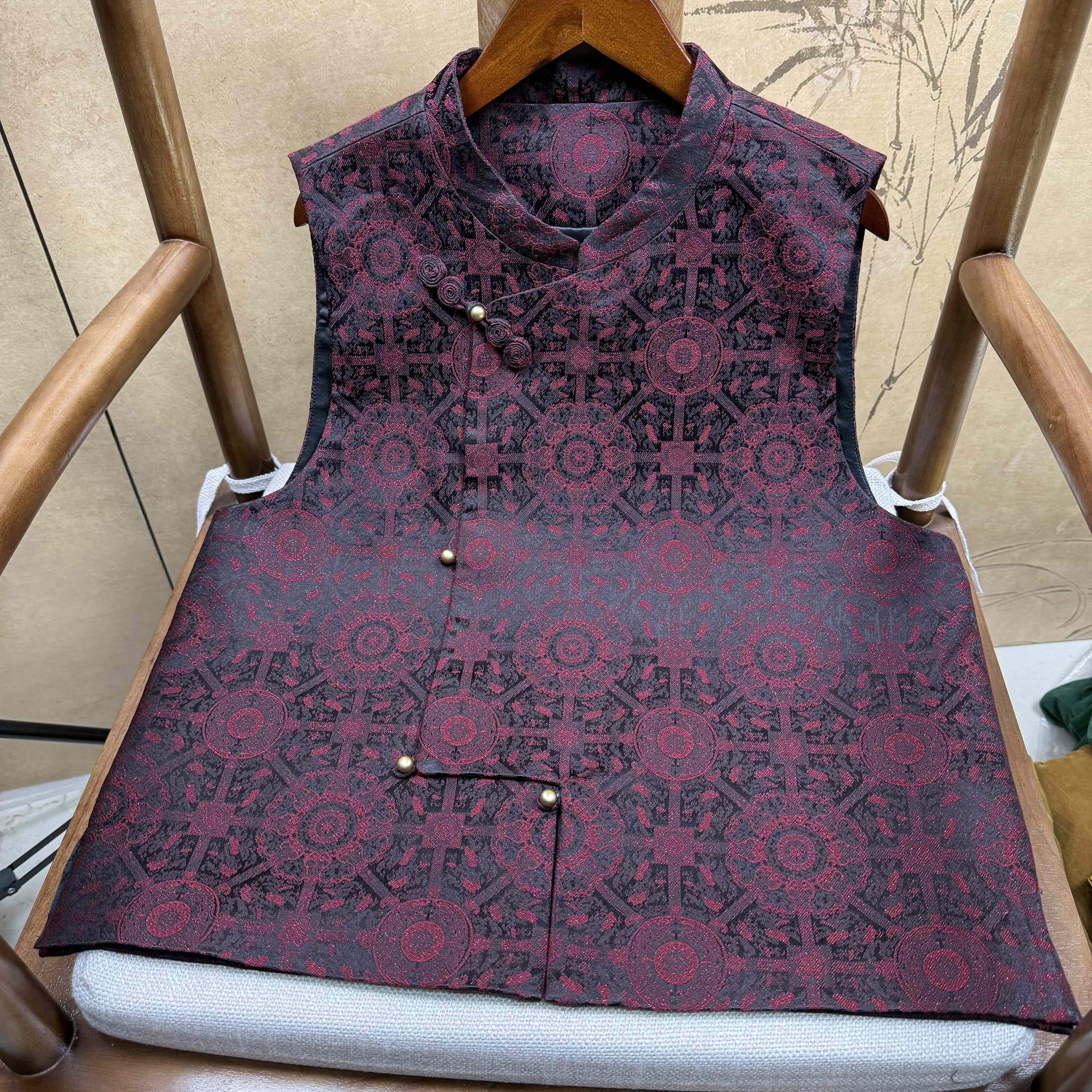 上久楷品牌丝羊毛八达晕底纹黑底紫闪精致盘扣马甲国风秋季新品！