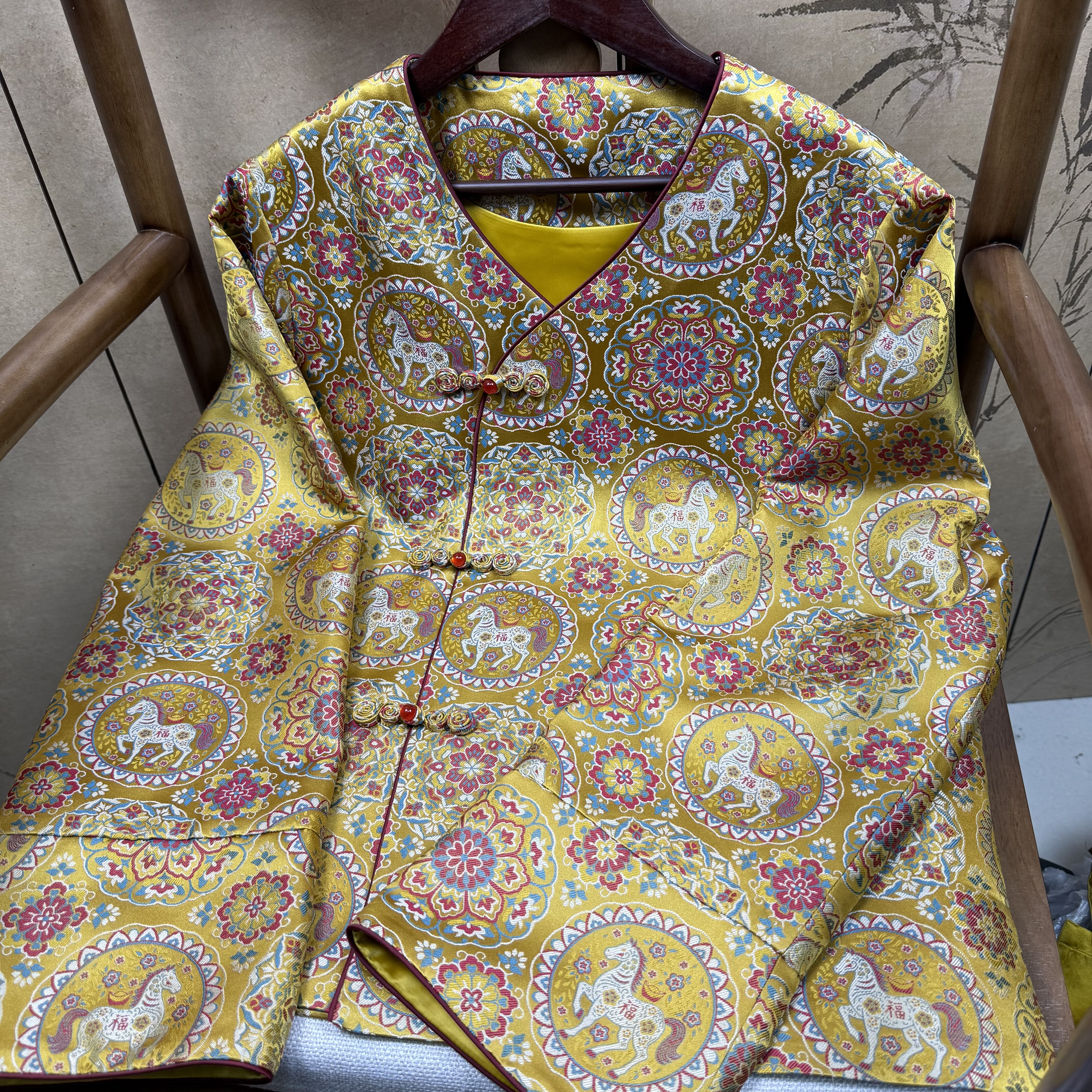 满分桑蚕丝黄底40姆米福马宝相纹纹斜襟蜗牛扣设计外套新中式国风