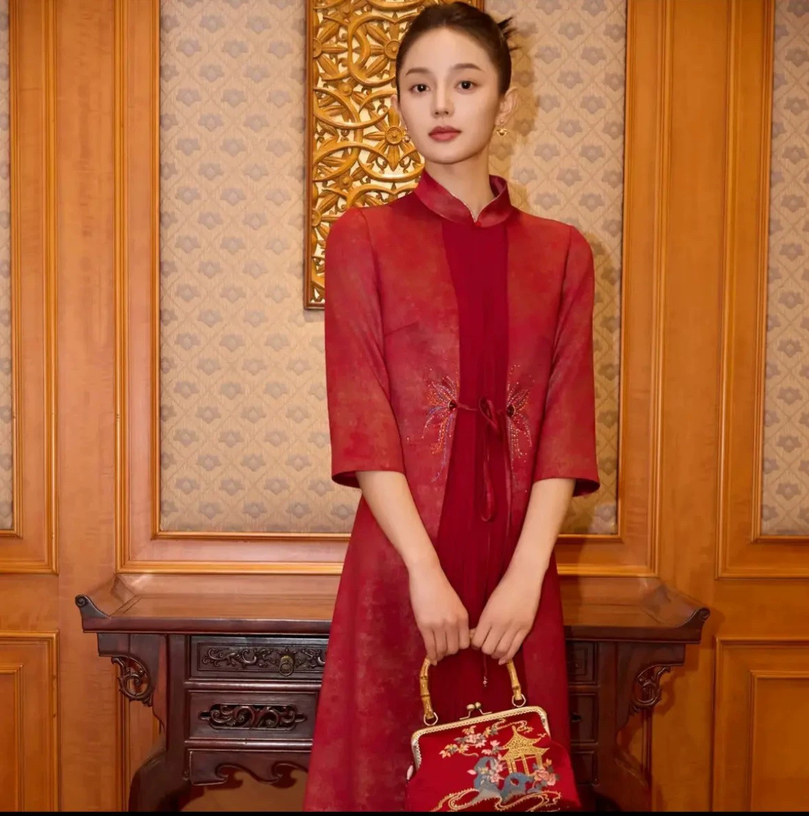 17971朱紫yu酒红色刺绣蝴蝶优雅气质旗袍婚礼显瘦中长款