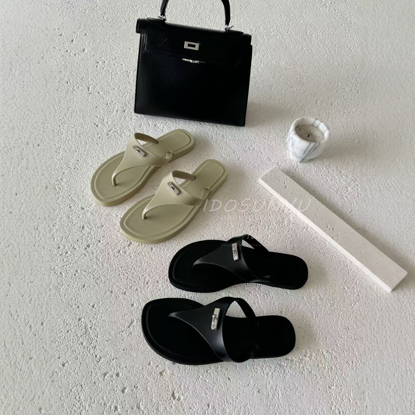 idosunyu2026今年流行的平底夹趾人字拖女金属扣小众配裙子凉拖鞋